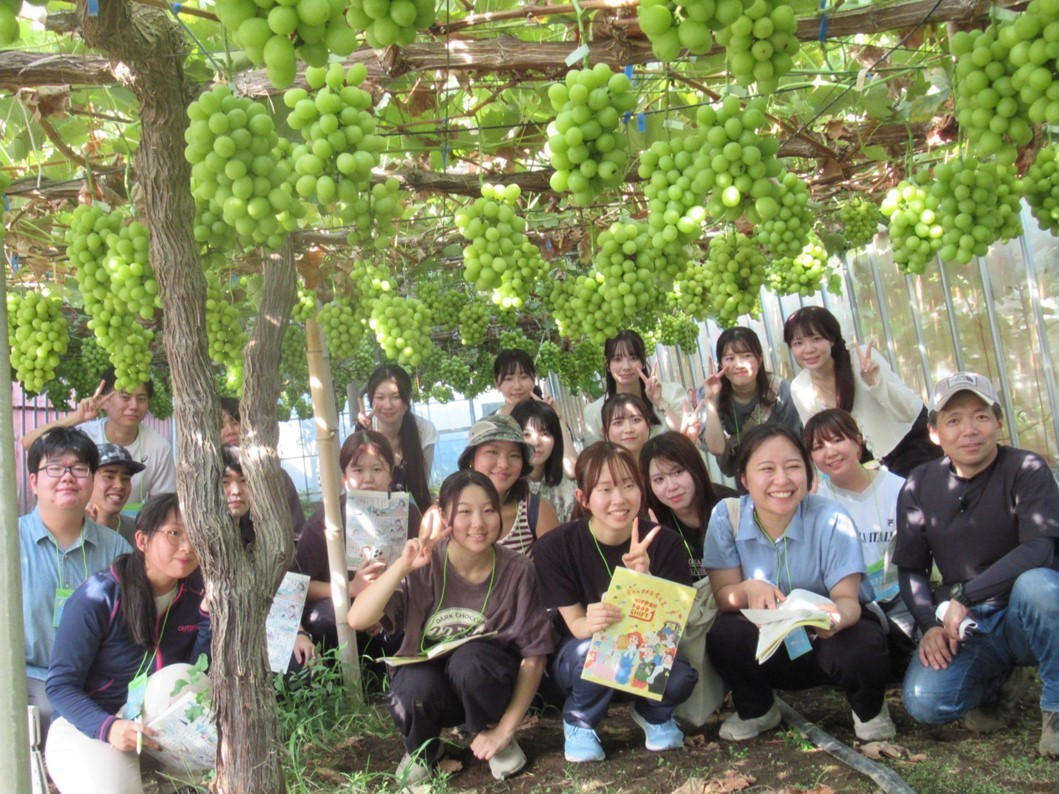 葡萄の下で集合写真