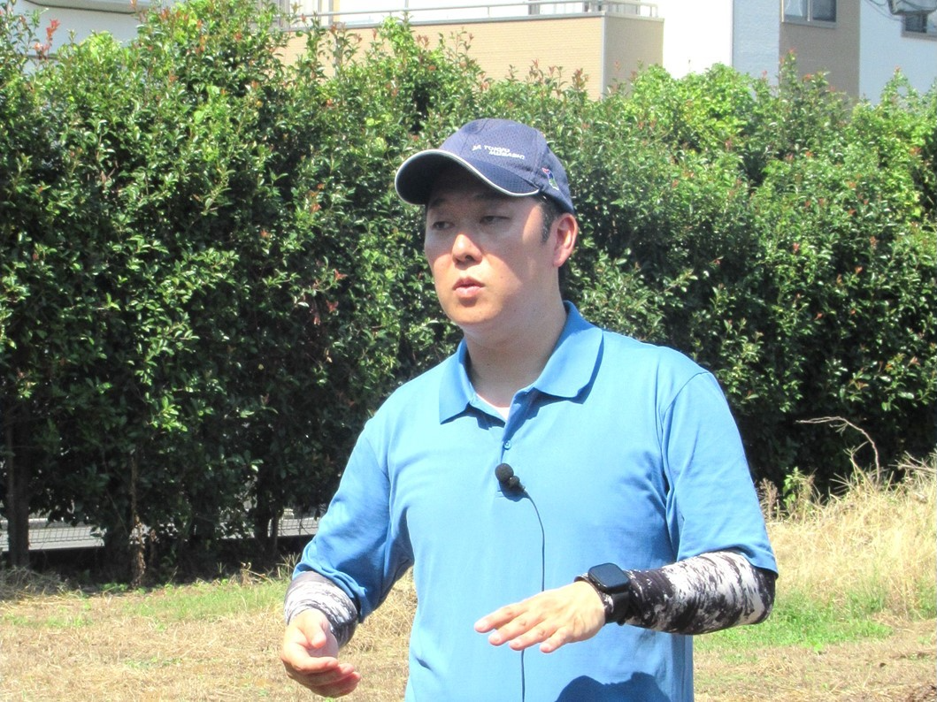 キウイフルーツについて説明する吉野さんの写真です