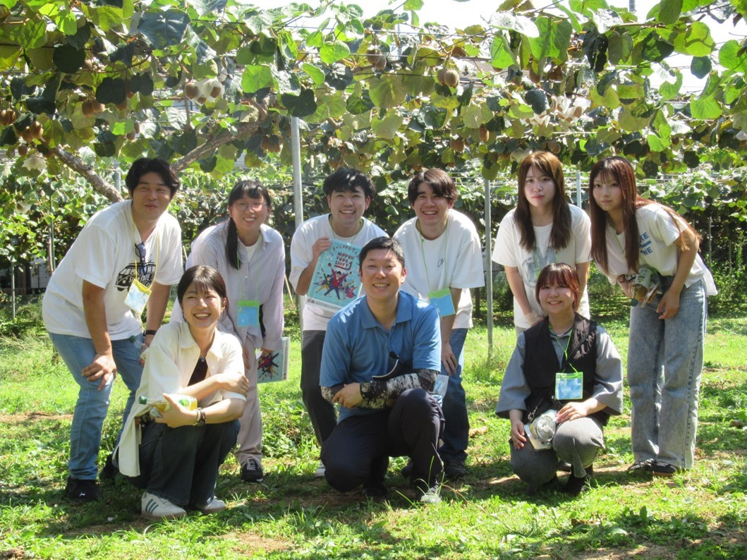 キウイフルーツの木の下で集合写真です