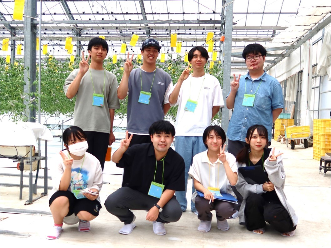 環境制御ハウスの中で集合写真です