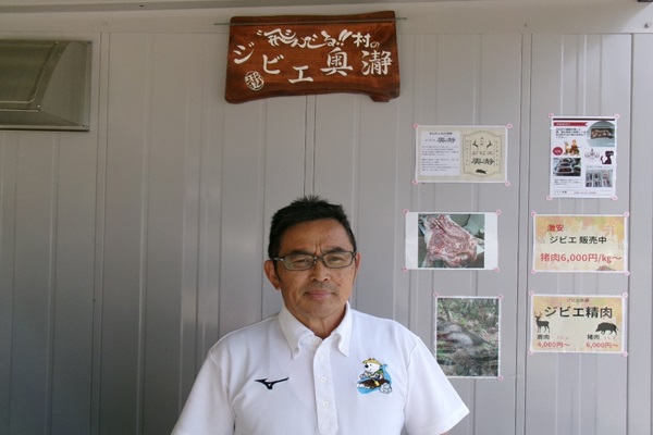 男性一人壁際に立っている様子