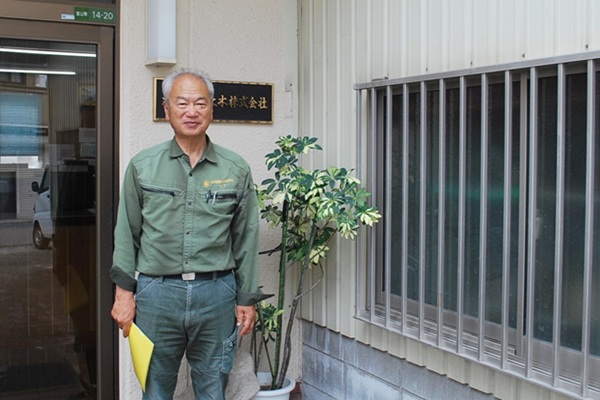 農園会社の前で代表者
