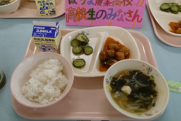 給食試食会のようす