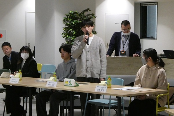 神戸大学で大学生とランチミーティングするようす