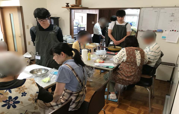認知症の人と学生達による　キッチン教室