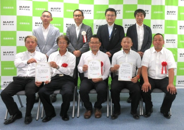 「農業の生産性の向上のためのスマート農業技術の活用の促進に関する法律」に基づく生産方式革新実施計画の認定証等の授与式