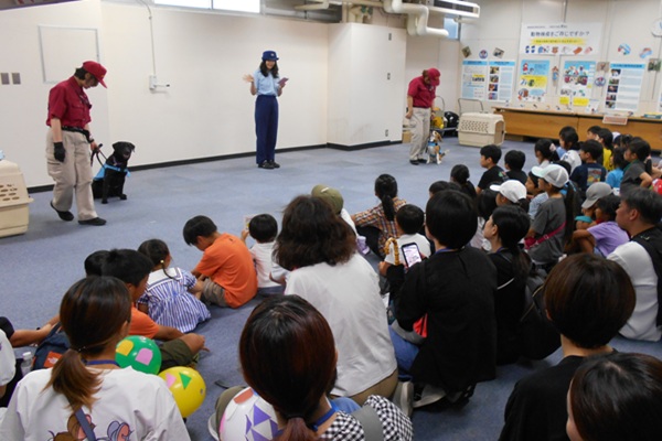 探知犬を子供たちに紹介する様子