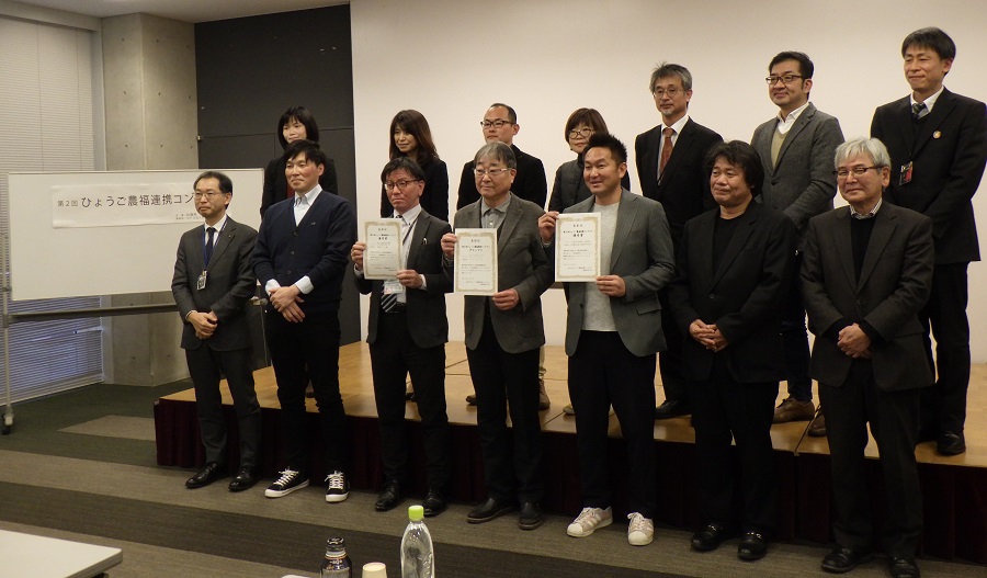 受章者との集合写真　