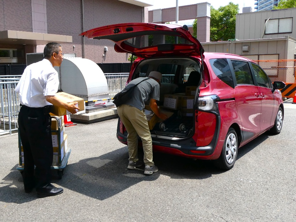 フードバンクあこうの車に搬入