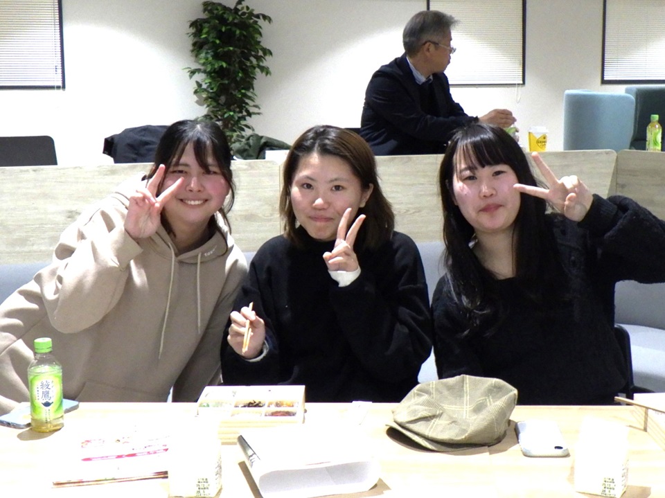 ランチを楽しむ学生