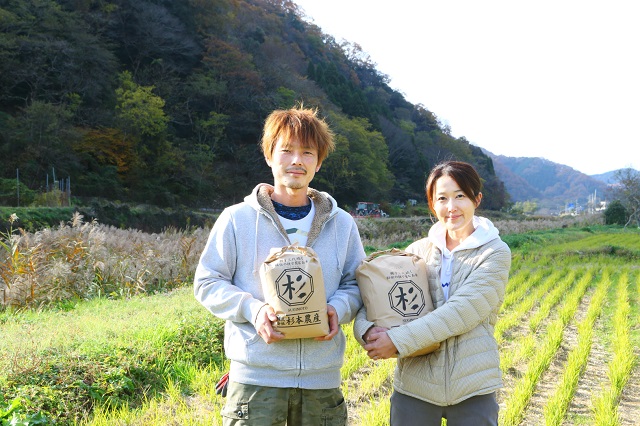 お米を持つ原田さん夫婦２