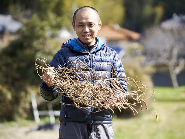 収穫した小豆を手にする中出さん