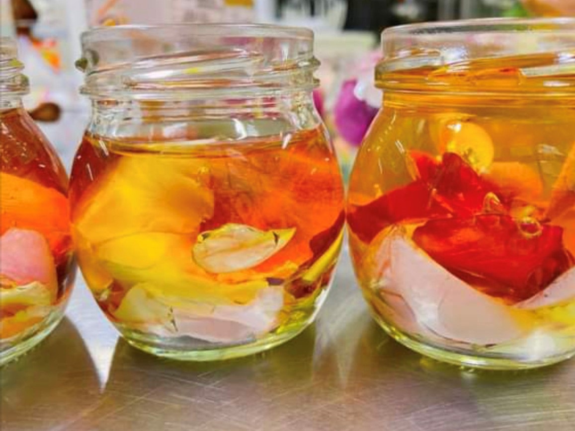 バラの花を漬け込んだハチミツ