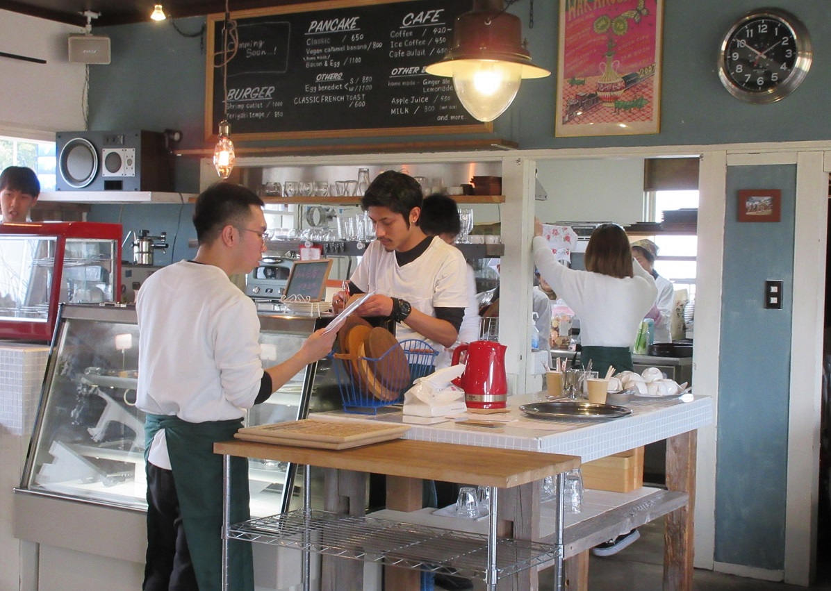 若者らがカフェで働く様子