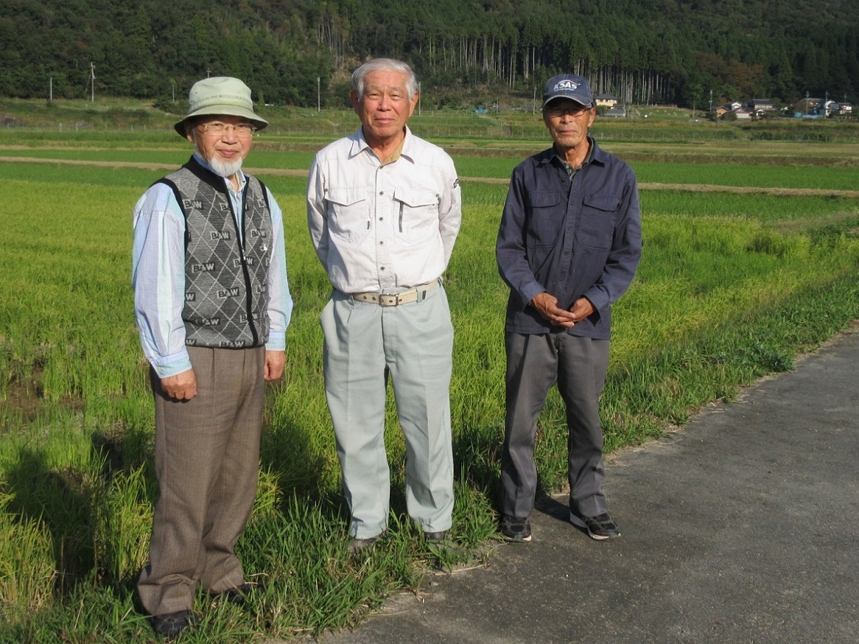 刈り取りが終わった田をバックに