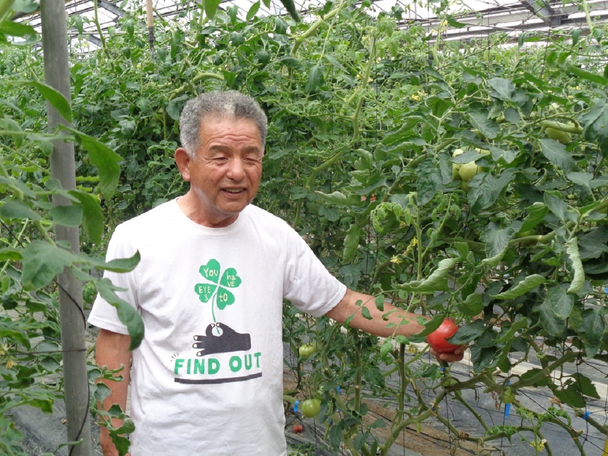 トマトを手にする戸田泰嘉さん