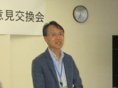 挨拶する大澤地方参事官