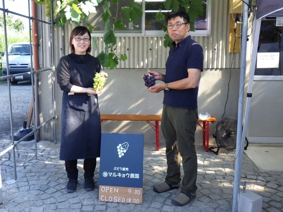 山下さんご夫妻 右が園主の山下 勝さん