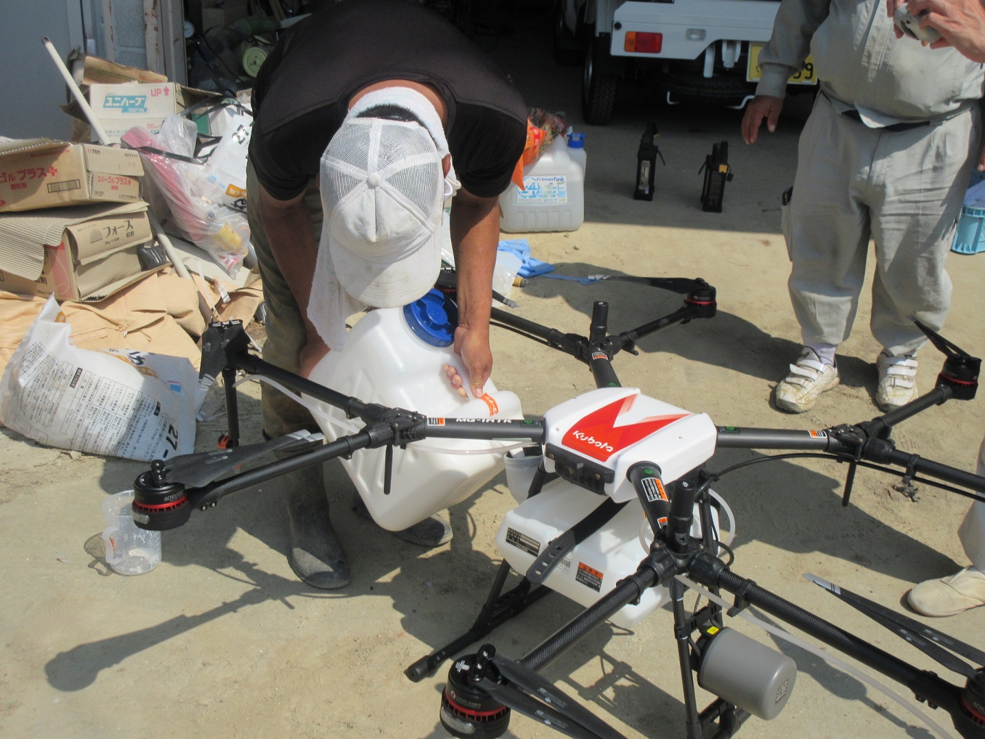 薬剤をドローンに投入する作業