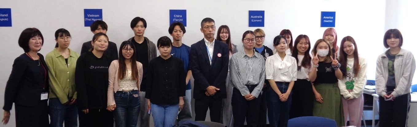 学生の皆さんと記念撮影1