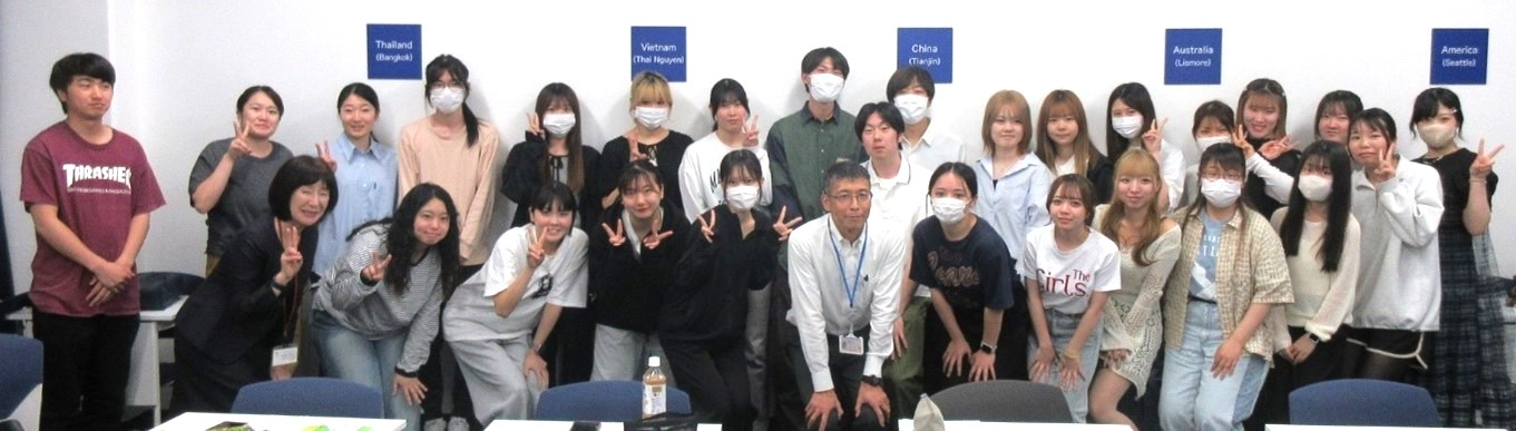 学生の皆さんと記念撮影2