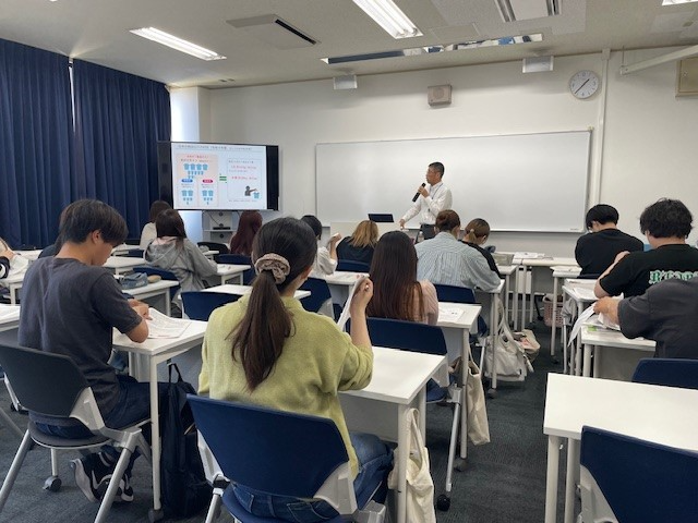 学生の皆さんと記念撮影1