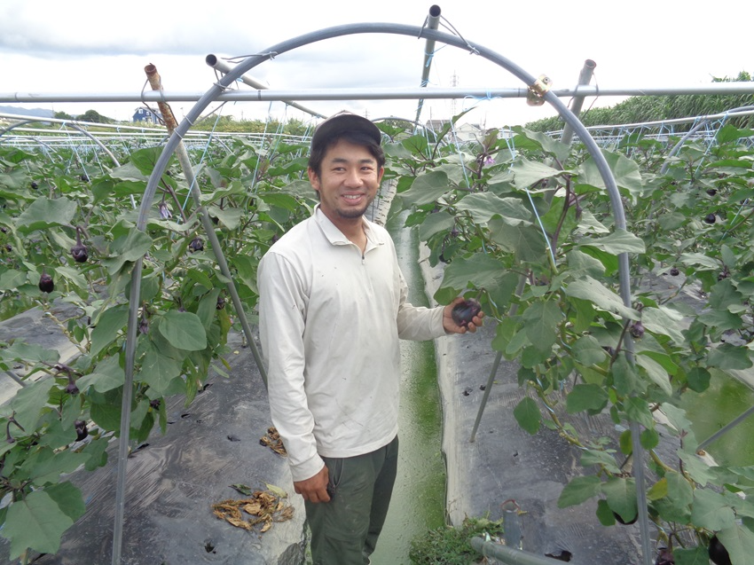 圃場に立つ代表の大村拓矢氏