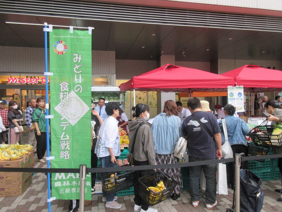 農産物を買おうと賑わう様子