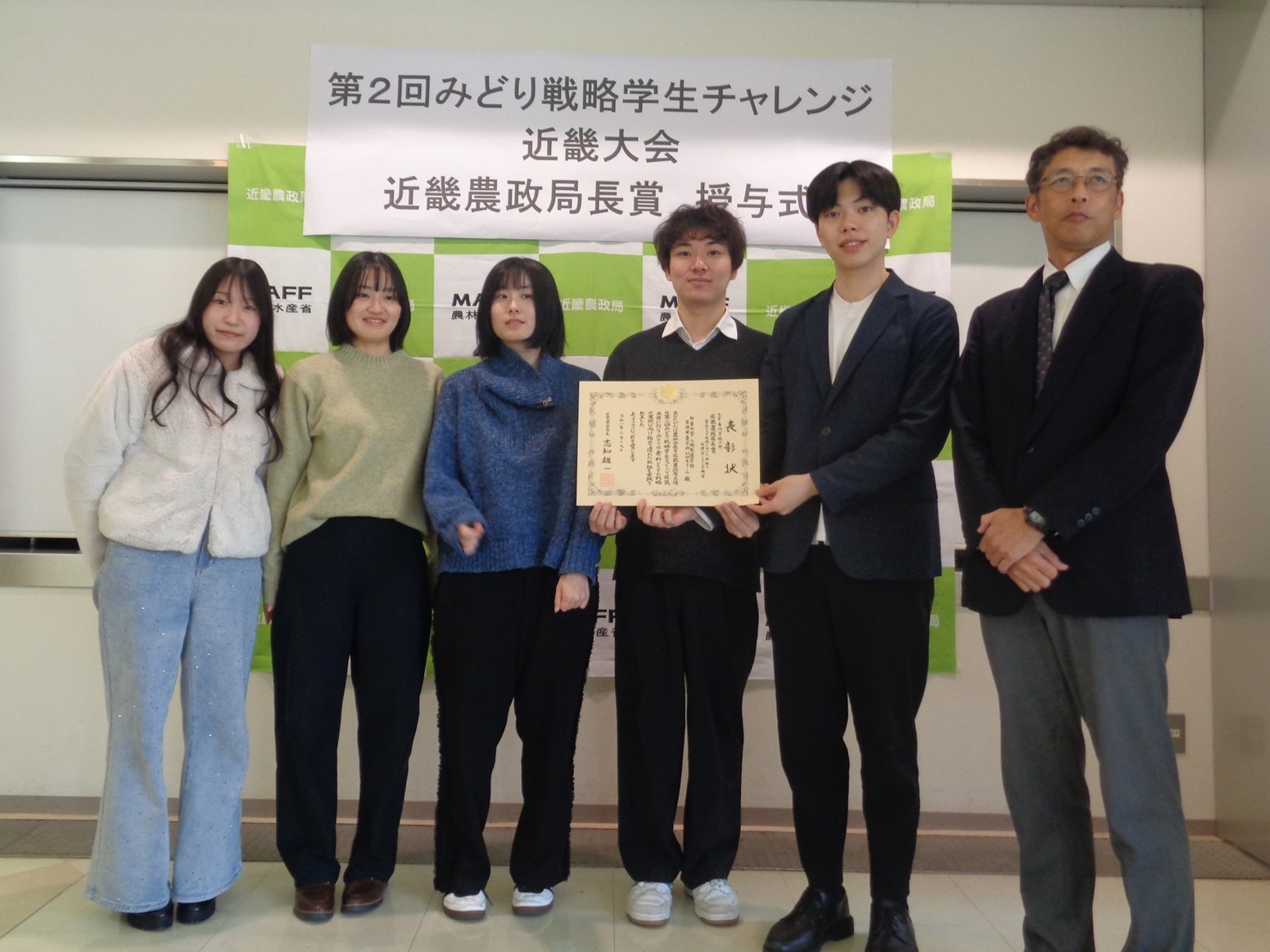 生徒たちと参事官記念撮影