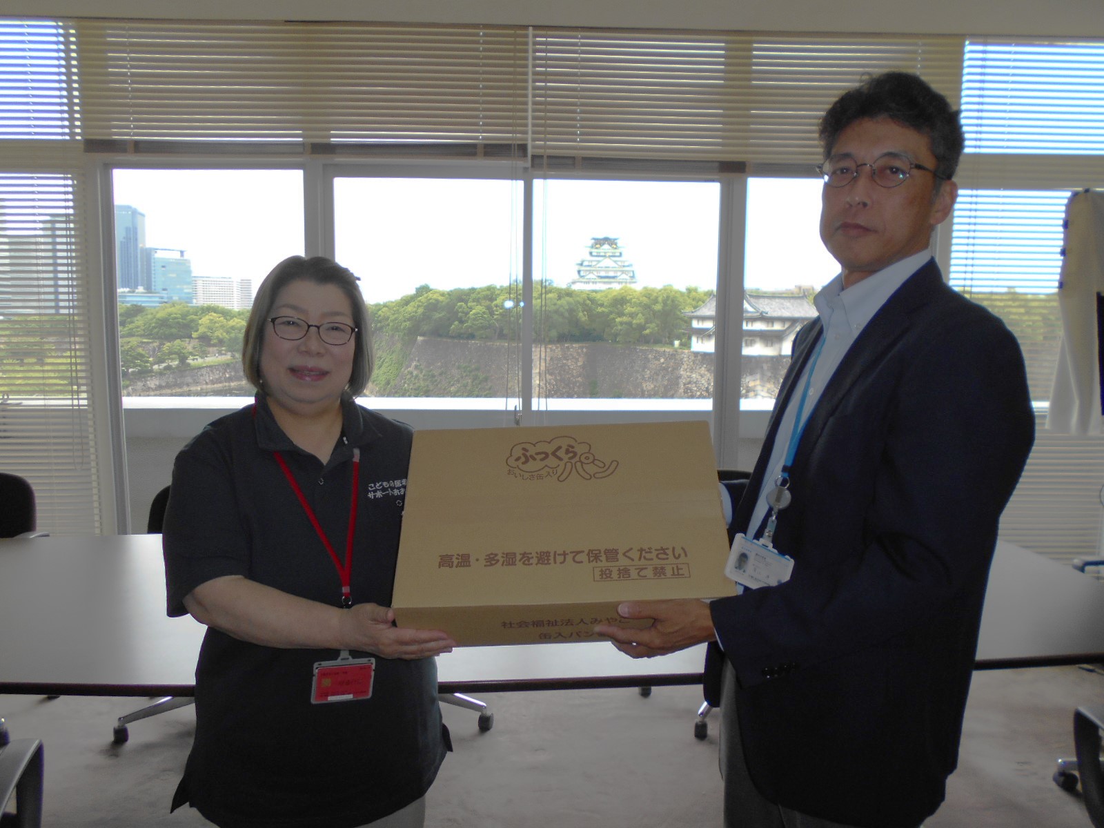 有江地方参事官（右）からフードバンクへの引渡し