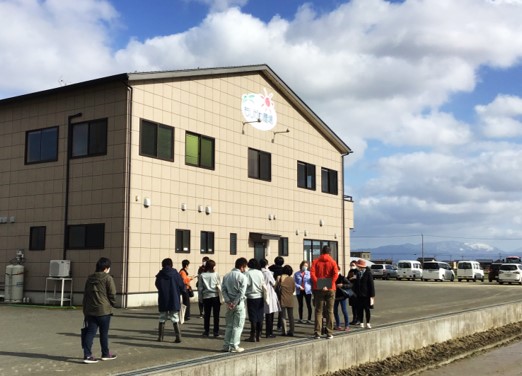 農場管理棟前で