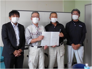 協定書を掲げる山之上生産組合とダイハツ工業