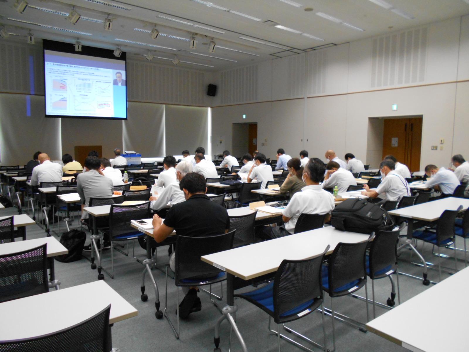 初めてWeb会議形式で開催した会場の様子