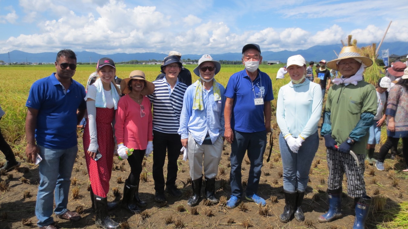 堀代表と海外からの留学生