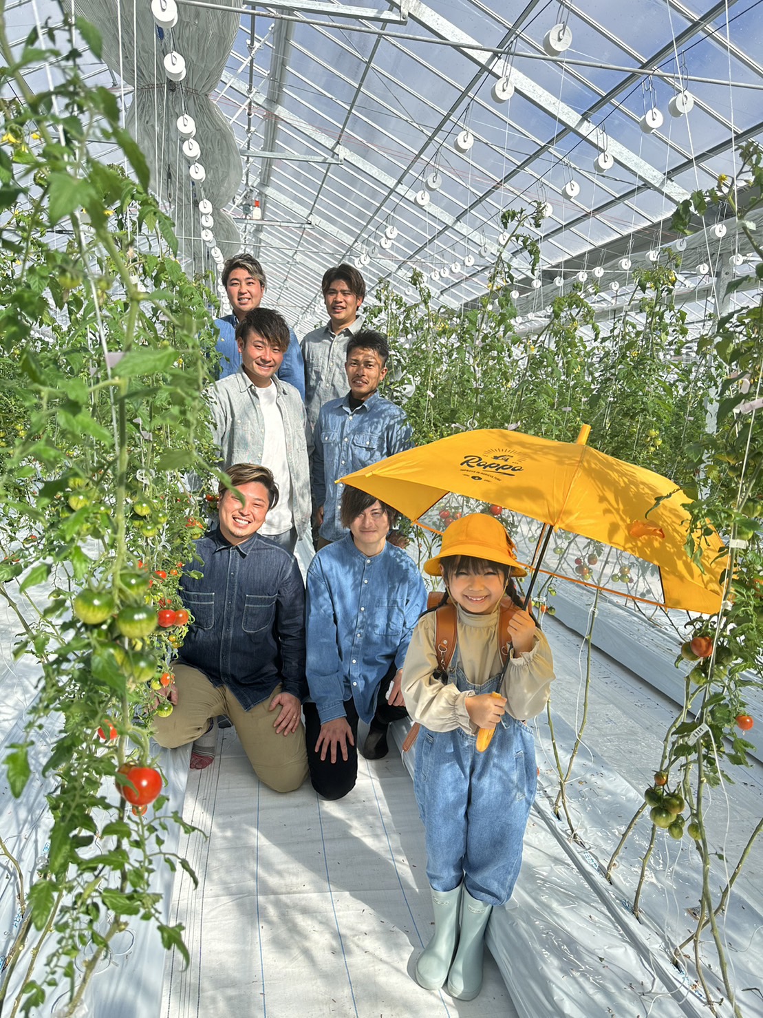 傘をプレゼントされた小学生