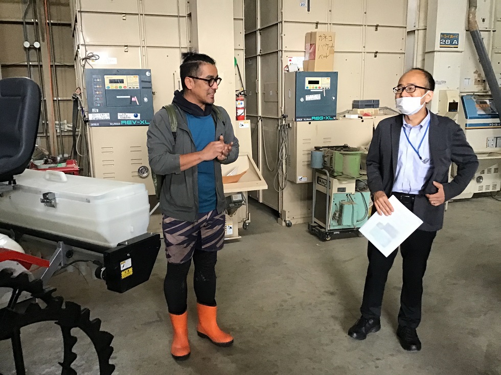 石津大輔代表（左側）と渡辺次長