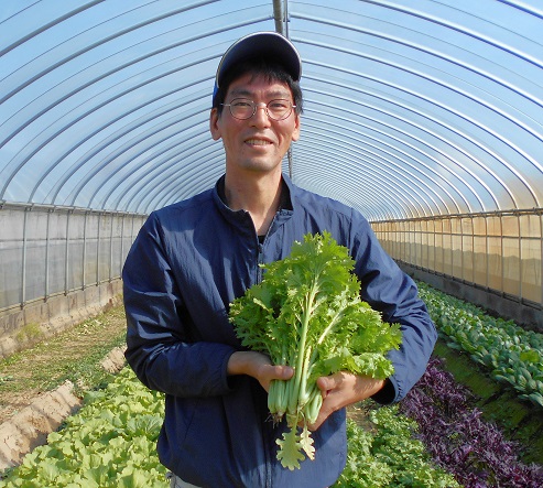 わさび菜を持つ深尾さん