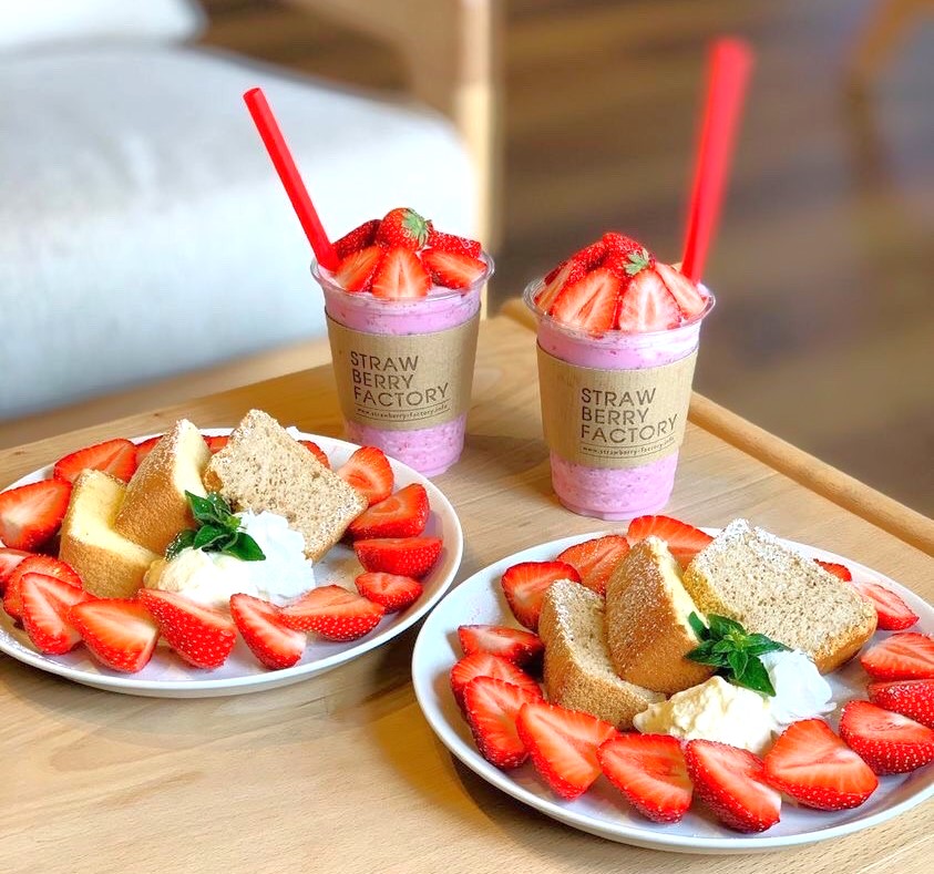カフェで提供されるいちごのスイーツ