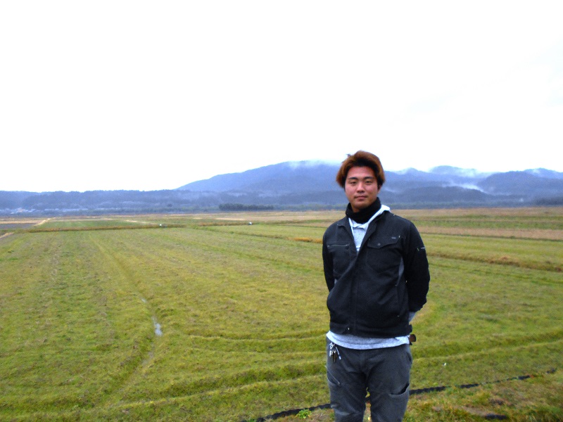 農場前の平井さん