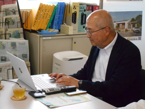 説明を行う梅村勝久さん