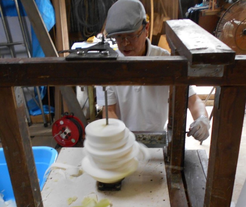 ユウガオの実を削る様子