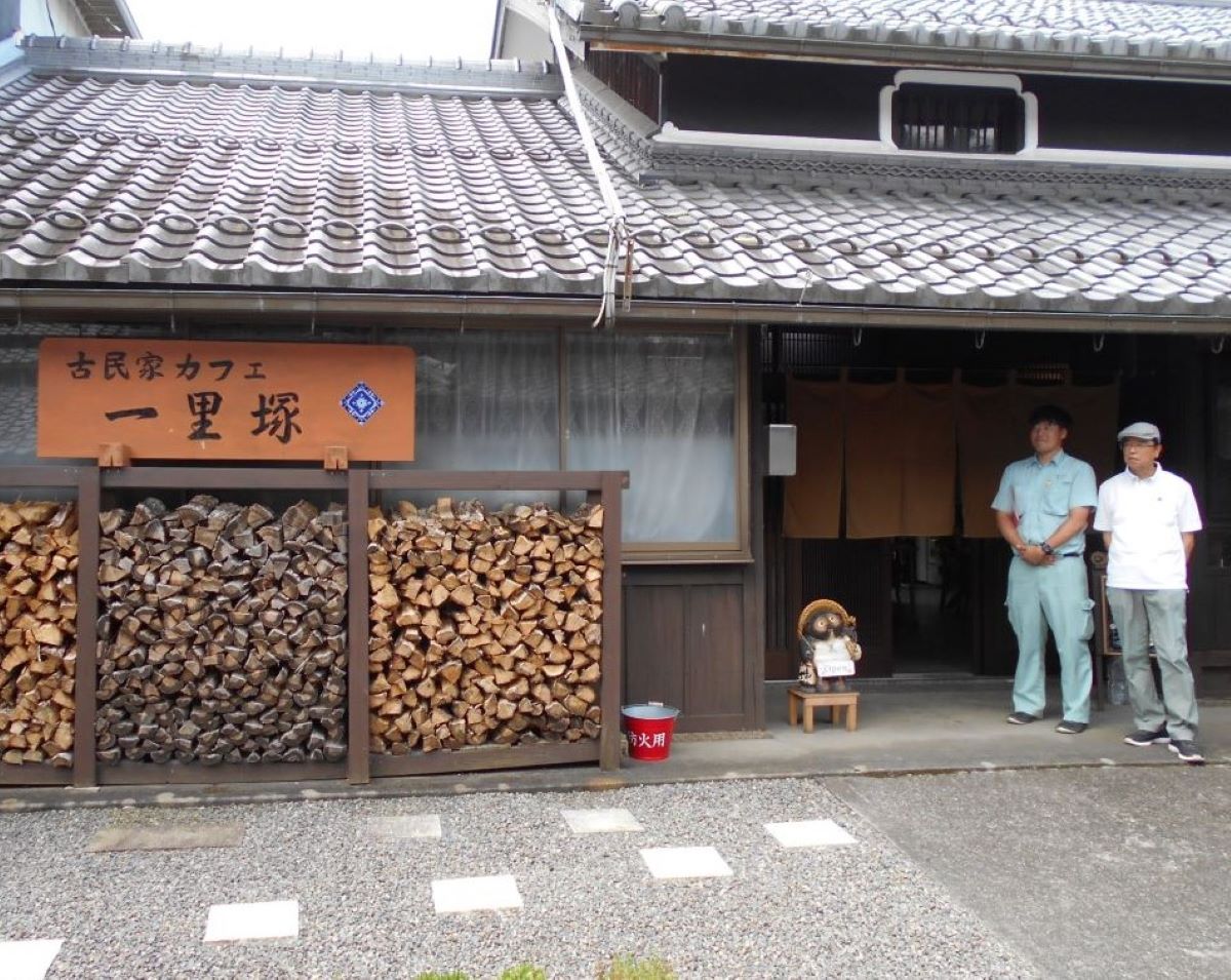 古民家カフェの前で藤村さん（左側）と長さん