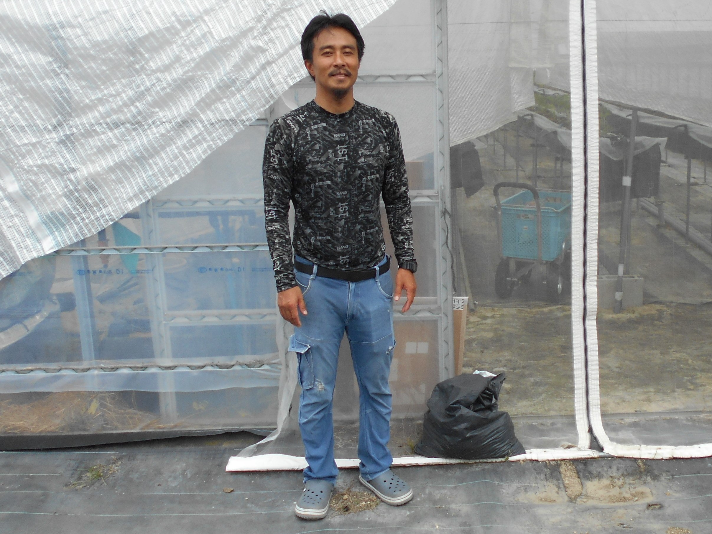 いちごハウスの前で