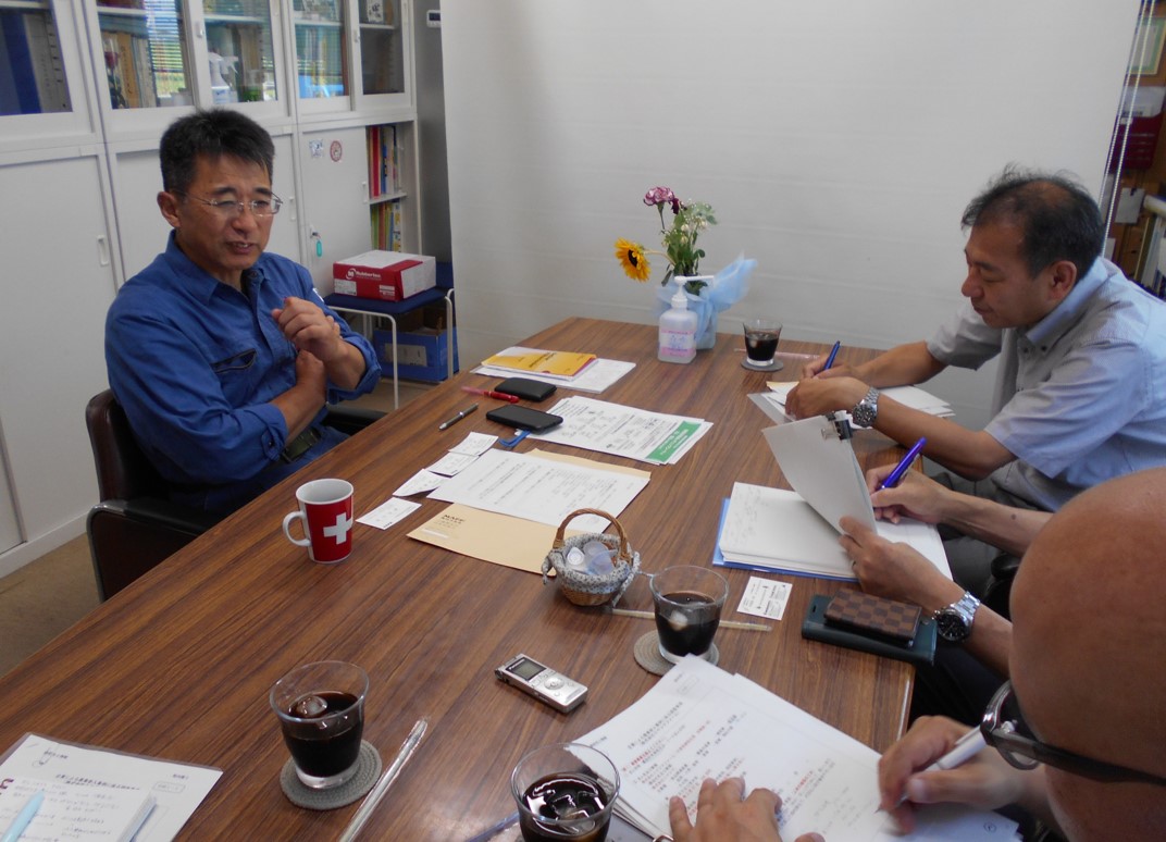 （左から）宮嶋会長、村山地方参事官