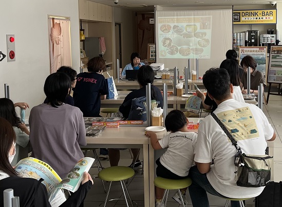 講演を熱心に聴く参加者