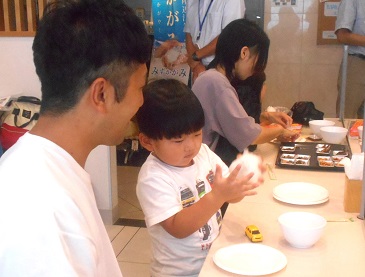 おにぎりを握る男の子