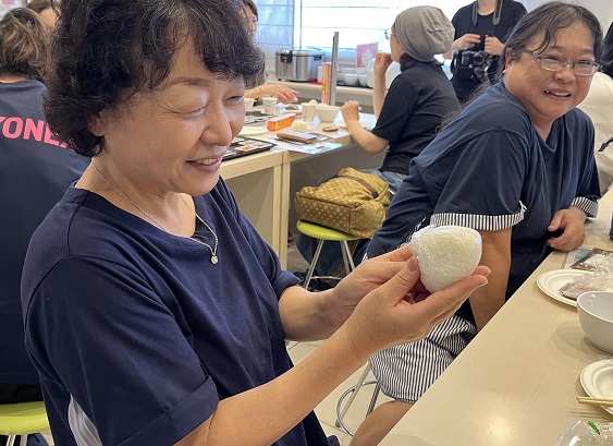 作ったおにぎりを見せてくれた参加者