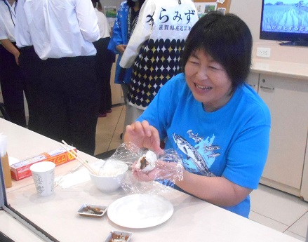 食べることで琵琶湖を応援すると笑顔の青田さん