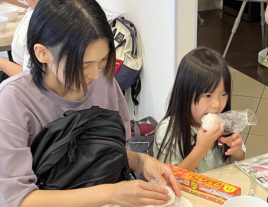 おにぎりを食べる女の子