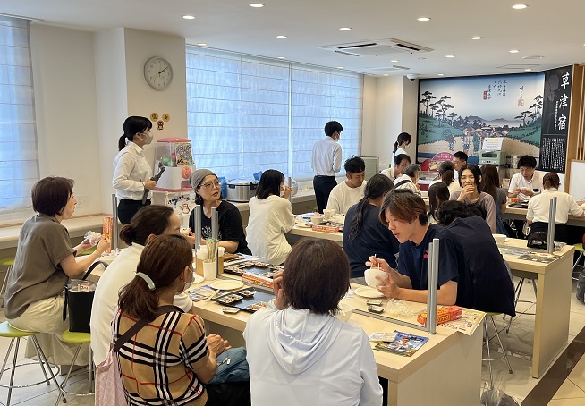 おにぎり作り体験を楽しむ参加者